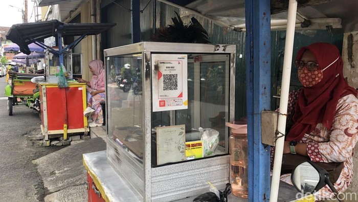 Penyedia jasa jual-beli emas emperan di jalan Ketandan Lor, Kota Jogja, Rabu (23/4/2025).
