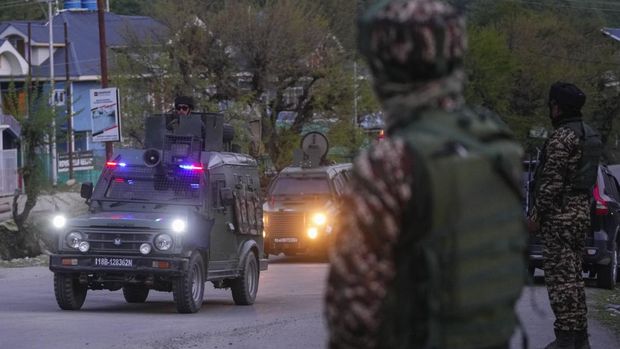 Petugas keamanan India berpatroli dengan kendaraan lapis baja di dekat Pahalgam di Kashmir selatan setelah penyerang tanpa pandang bulu menembaki wisatawan di Pahalgam, Kashmir yang dikuasai India, Selasa, 22 April 2025. (AP Photo/Dar Yasin)