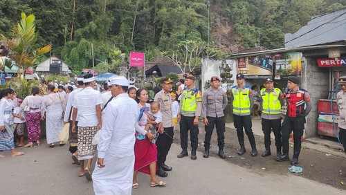 Polisi melakukan pengamanan di sekitar pura saat perayaan Hari Raya Galungan, Rabu (23/4/2025).