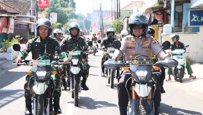 Kapolres Kediri Kota AKBP Bramastyo Priaji bersama Komandan Kodim 0809 Letkol Inf. Ragil Jaka Utama patroli gabungan