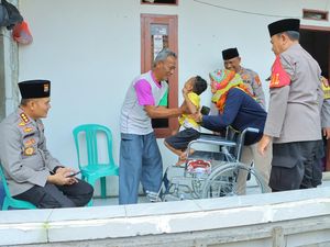 Polisi Beri Bantuan Kursi Roda bagi Lansia-Penderita Celebral Palsy di Bekasi