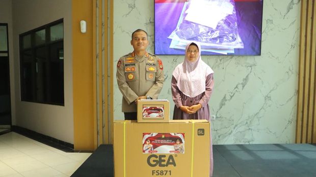 Polres Metro Bekasi menyerahkan bantuan kursi roda kepada warga.