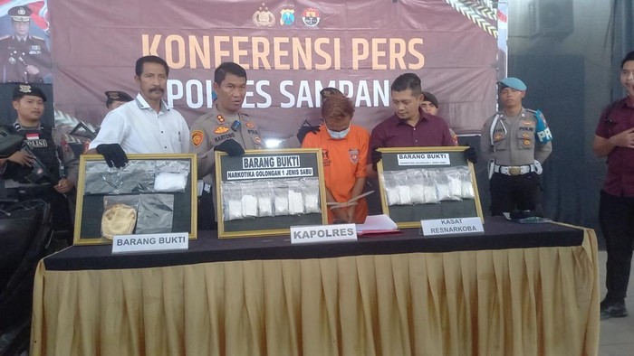 Kapolres Sampang AKBP Hartono bersama peaku dan barang bukti