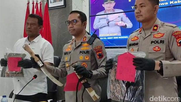 Polres Tegal jumpa pers kasus pembacokan, Rabu (23/4/2025).