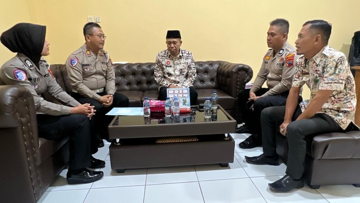 Petugas kepolisian saat memberikan imbau kepada warga soal larangan penggunaan sepeda listrik di jalan raya, Rabu (23/4/2025).