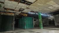 Pasar Bintara Bekasi tampak tak terawat usai kebakaran 2012 dan ditutupnya akses jalan dari Stasiun Cakung.