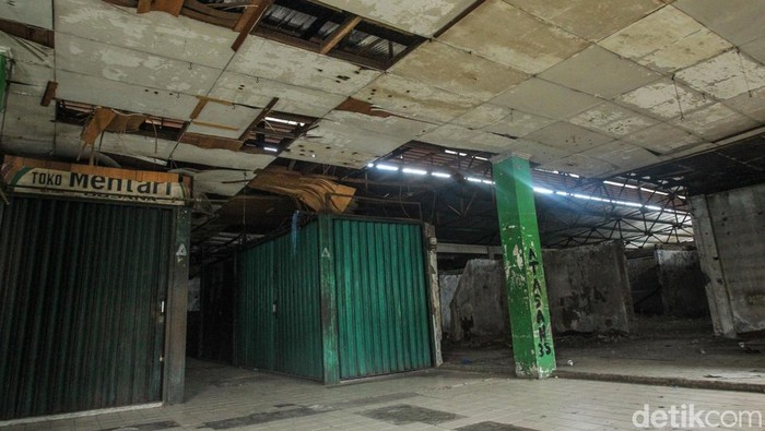 Potret Pasar Bintara Bekasi Tidak Terawat Pasar Bintara Bekasi tampak tak terawat. Usai kebakaran 2012 dan ditutupnya akses jalan dari Stasiun Cakung membuat pasar ini sepi pembeli.