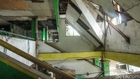Pasar dengan dua lantai itu tampak kurang terawat, hal itu terlihat dari plafon yang bolong-bolong dan kios yang mulai ditinggalkan pedagangnya.