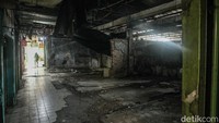 Kondisi lantai dua pasar pun sepi, sarang laba-laba, debu pekat serta plafon yang bolong membuat suasana horor terasa meski hari masih pagi.
