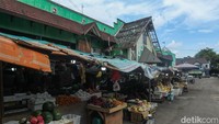 Aktivitas pasar hanya terasa di sebagian lantai satu dan halaman depan pasar yang merupakan pelapak buah segar, meski telah berjualan di halaman pasar yang lebih terbuka namun pedagang juga mengeluh sepinya pengunjung.