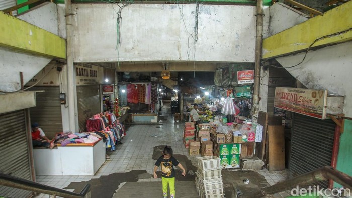 Pasar Bintara Bekasi tampak tak terawat. Usai kebakaran 2012 dan ditutupnya akses jalan dari Stasiun Cakung membuat pasar ini sepi pembeli.