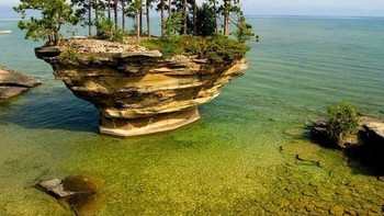 Tebing pantai yang seperti membentuk pulau mini. (Foto: Brightside)