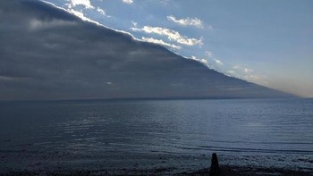 Dua warna langit yang berbeda. (Foto: Brightside)