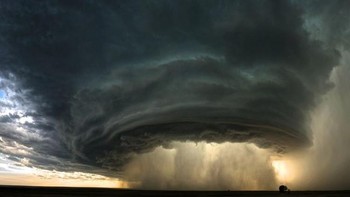 Angin tornado seperti kapal luar angkasa. (Foto: Brightside)