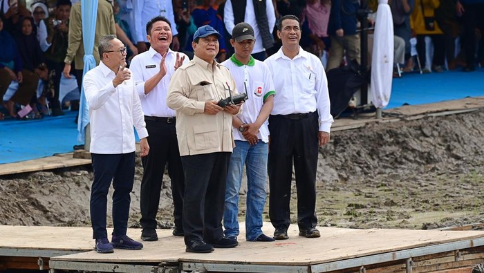 Prabowo memimpin kegiatan tanam padi serentak bersama 14 provinsi secara nasional di Kabupaten Ogan Ilir, Provinsi Sumatra Selatan, pada Rabu, 23 April 2025.