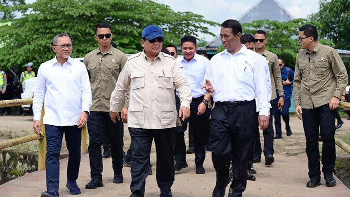 Prabowo memimpin kegiatan tanam padi serentak bersama 14 provinsi secara nasional di Kabupaten Ogan Ilir, Provinsi Sumatra Selatan, pada Rabu, 23 April 2025.