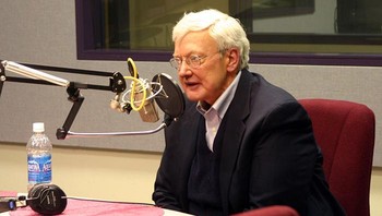 Dalam wawancara tahun 1987 dengan majalah OMNI, kritikus film Roger Ebert secara akurat meramalkan perubahan besar dalam cara orang menonton film di rumah. Ia membayangkan masa depan tanpa toko video, tempat penonton akan memesan film sesuai permintaan dan kemudian membayarnya, dan meramalkan usangnya kaset video, yang menunjukkan pemutaran akan bergantung pada teknologi laser-disk/CD. Prediksi ini meramalkan munculnya layanan video-on-demand pada tahun 1990-an, pengembangan DVD (berdasarkan teknologi CD dan distandarisasi pada tahun 1995), dan akhirnya, platform streaming yang mendominasi saat ini. Foto: Boredpanda