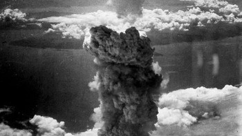 Dalam novelnya tahun 1914 berjudul The World Set Free , HG Wells membayangkan bom atom yang mengerikan yang mampu menghancurkan seluruh kota. Meskipun ia tidak memiliki pemahaman ilmiah tentang fisi nuklir yang kemudian menghasilkan bom atom sungguhan yang dikembangkan selama Proyek Manhattan (dimulai tahun 1942), Wells memahami potensi destruktif yang melekat pada unsur-unsur radioaktif. Ia dengan cermat menyadari bahwa memanfaatkan kekuatan ini untuk persenjataan akan menimbulkan konsekuensi bencana bagi umat manusia. Foto: Boredpanda