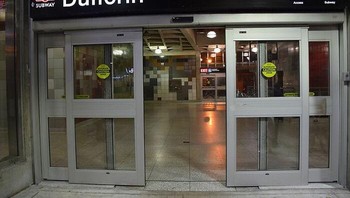 Dalam novelnya tahun 1899 The Sleeper Awakes , HG Wells menggambarkan teknologi futuristik yang sangat mirip dengan pintu otomatis modern. Ia menulis tentang seorang tokoh yang mendekati dinding yang tampak kokoh di mana Sepotong panjang dinding yang tampak kokoh ini tergulung dengan bunyi klik... dan jatuh lagi. Penggambaran fiksi ini mendahului pemasangan pintu otomatis pertama yang sebenarnya lebih dari 60 tahun, yang terjadi pada tahun 1960. Foto: Boredpanda