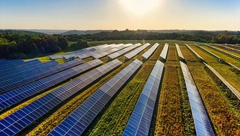 Dalam novel fiksi ilmiahnya tahun 1911 Ralph 124C 41+ , penemu Hugo Gernsback menggambarkan penggunaan praktis energi matahari, di antara berbagai kemajuan teknologi seperti televisi dan penerbangan luar angkasa. Meskipun ceritanya berlatar jauh di masa depan (2660), penerapan tenaga surya di dunia nyata dimulai jauh lebih awal, dengan perangkat bertenaga surya pertama muncul pada tahun 1978. Pandangan jauh ke depan Gernsback menyoroti potensi pemanfaatan energi matahari jauh sebelum menjadi bagian penting dari teknologi modern. Foto: Boredpanda