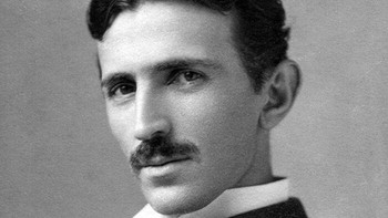 Dalam sebuah wawancara dengan New York Times pada tahun 1909, insinyur listrik ternama Nikola Tesla secara mengejutkan meramalkan teknologi yang menyerupai telepon seluler modern dan Wi-Fi, beberapa dekade sebelum penemuannya. Ia membayangkan masa depan di mana akan segera memungkinkan untuk mengirimkan pesan nirkabel ke seluruh dunia dengan begitu mudahnya sehingga setiap orang dapat membawa dan mengoperasikan perangkatnya sendiri. Wawasan ke depan tentang perangkat komunikasi nirkabel pribadi dan portabel ini benar-benar merupakan terobosan baru di awal abad ke-20. Foto: Boredpanda