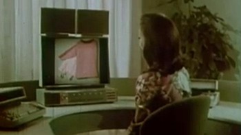 Dalam rangka merayakan ulang tahunnya yang ke-75 pada tahun 1967, perusahaan elektronik Philco-Ford membuat film pendek, Year 1999 AD , yang berspekulasi tentang teknologi masa depan. Meskipun bergaya tahun 1960-an, film ini secara akurat menggambarkan konsep-konsep seperti belanja daring, pembayaran tagihan elektronik, printer laser rumahan, dan bahkan bentuk email, yang digambarkan sebagai komunikasi tertulis instan antara individu di mana pun di dunia. Keaslian film yang meramalkan inovasi ini beberapa dekade sebelum era internet, kemudian dikonfirmasi oleh Snopes setelah muncul kembali secara daring dan awalnya diduga sebagai tipuan. Foto: Boredpanda