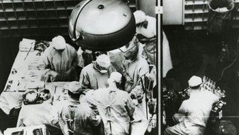 Robert Boyle, tokoh penting dalam ilmu kimia modern, membuat daftar prediksi ilmiah pada tahun 1660-an, saat ilmu pengetahuan masih berkembang. Di antara ide-idenya yang berpikiran maju adalah konsep transplantasi organ, yang ia gambarkan sebagai Penyembuhan penyakit dari jarak jauh atau setidaknya melalui transplantasi. Prediksi yang luar biasa ini menjadi kenyataan hampir 300 tahun kemudian, dengan transplantasi organ pertama yang berhasil dilakukan pada tahun 1954. Foto: Boredpanda