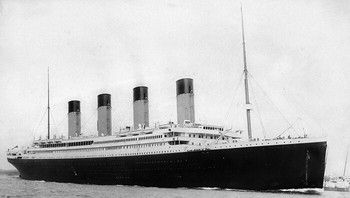 Jurnalis dan paranormal William Thomas Stead menulis cerita fiksi beberapa tahun sebelum bencana Titanic yang secara mengerikan mencerminkan kejadian tersebut, menggambarkan sebuah kapal tenggelam karena tidak memiliki sekoci penyelamat yang memadai dan kapal lainnya menabrak gunung es Atlantik. Kisah-kisah ini secara tragis menjadi kenyataan dengan tenggelamnya Titanic pada tahun 1912, yang tidak memiliki sekoci penyelamat yang memadai setelah menabrak gunung es. Dalam sebuah perubahan nasib yang mengejutkan, Stead sendiri berada di atas Titanic dan termasuk di antara sekitar 1.500 orang yang kehilangan nyawa. Foto: Boredpanda