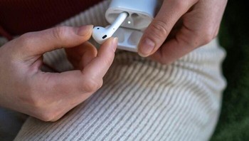 Dalam novel klasiknya Fahrenheit 451 tahun 1953 , penulis fiksi ilmiah Ray Bradbury secara akurat menggambarkan teknologi yang sangat mirip dengan earbud modern, beberapa dekade sebelum penggunaannya secara luas. Ia melukiskan gambaran yang jelas tentang orang-orang yang mendengarkan audio melalui perangkat kecil yang dikenakan di telinga mereka, dengan menulis: Dan di telinganya, kerang kecil, radio bidal yang dipadatkan dengan erat, dan lautan suara elektronik, musik dan pembicaraan dan musik dan pembicaraan masuk... Bradbury tidak hanya meramalkan teknologi itu sendiri tetapi juga mengisyaratkan potensi perangkat tersebut untuk mengisolasi individu. Foto: Boredpanda