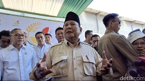 Presiden Prabowo Subianto saat diwawancara awak media di Ogan Ilir, Sumatera Selatan.