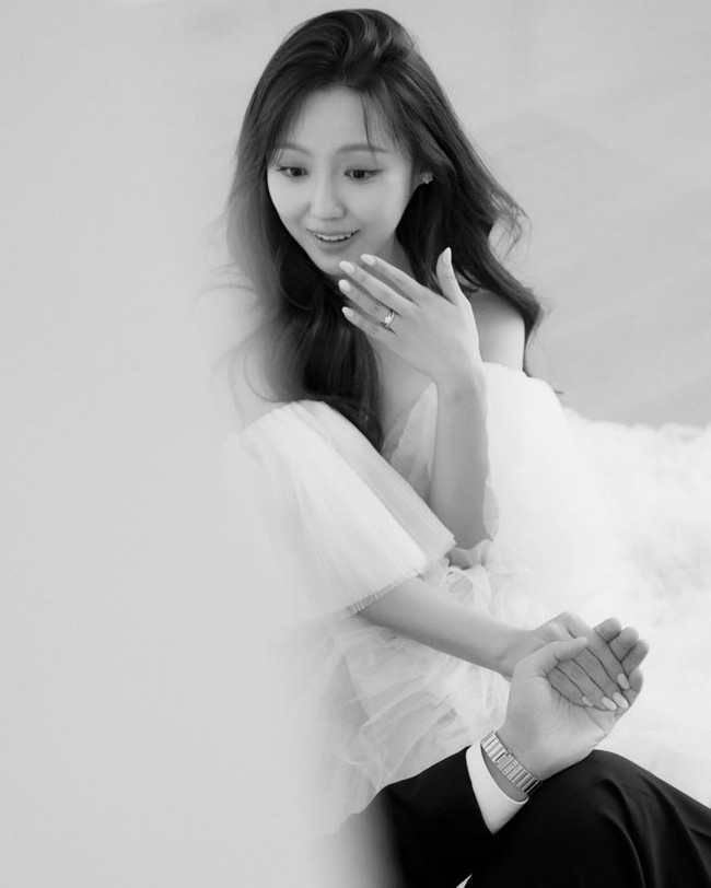 Min eks Miss A terungkap bertemu calon suaminya saat sedang menonton konser pada tahun 2018. Pria itu dikenalkan oleh seorang temannya. Keduanya telah melangsungkan pertunangan pada April 2023 sebelum memutuskan untuk menikah. Foto: dok. Instagram @therealminnn