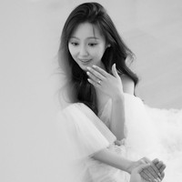 Min eks Miss A terungkap bertemu calon suaminya saat sedang menonton konser pada tahun 2018. Pria itu dikenalkan oleh seorang temannya. Keduanya telah melangsungkan pertunangan pada April 2023 sebelum memutuskan untuk menikah. Foto: dok. Instagram @therealminnn