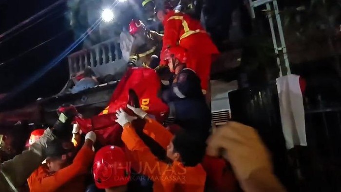 Proses evakuasi korban kebakaran di Jalan Lure Makassar.