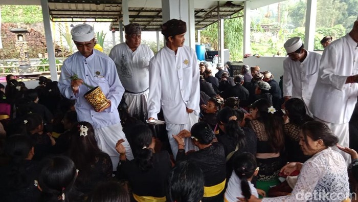 Prosesi persembahyangan dalam rangka peringatan Hari Raya Galungan di Probolinggo.