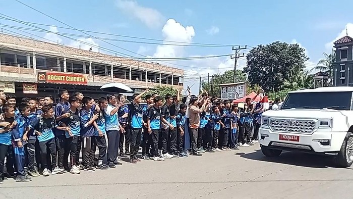 Ratusan siswa antusias sambut kehadiran RI 1 yang kunker di Banyuasin.