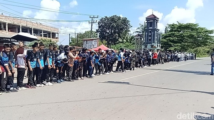 Ratusan siswa antusias tunggu kehadiran RI 1 yang kunker di Palembang.