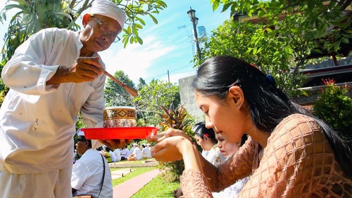 Umat Hindu membawa sesajen untuk sembahyangan saat perayaan Hari Raya Galungan di Pura Amerta Jati, Cinere, Depok, Jawa Barat, Rabu (23/4/2025). Persembahyangan yang diikuti ratusan umat Hindu di pura tersebut untuk merayakan Hari Raya Galungan yang merupakan hari kemenangan (Dharma) atas kejahatan (Adharma). ANTARA FOTO/Muhammad Iqbal/foc.