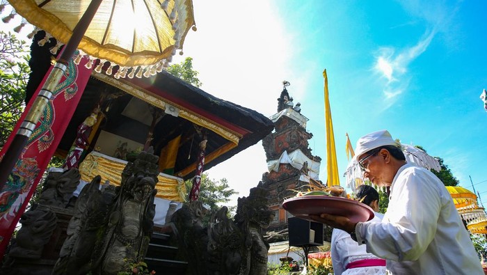Ratusan Umat Hindu Rayakan Galungan di Depok Umat Hindu membawa sesajen untuk sembahyangan saat perayaan Hari Raya Galungan di Pura Amerta Jati, Cinere, Depok, Jawa Barat, Rabu (23/4/2025). Persembahyangan yang diikuti ratusan umat Hindu di pura tersebut untuk merayakan Hari Raya Galungan yang merupakan hari kemenangan (Dharma) atas kejahatan (Adharma). ANTARA FOTO/Muhammad Iqbal/foc.