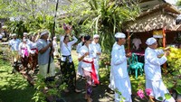 Umat Hindu membawa sesajen untuk sembahyangan saat perayaan Hari Raya Galungan di Pura Amerta Jati, Cinere, Depok, Jawa Barat, Rabu (23/4/2025).