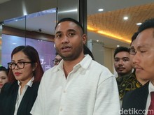 Rayen Pono Tegas dan Lantang Lawan Ahmad Dhani