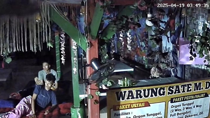 Rekaman layar CCTV saat pekerja warung sate diancam pelanggan