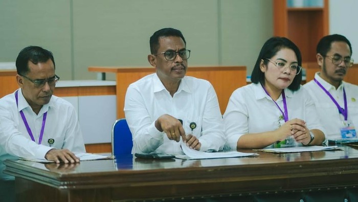 Rektor Undana Kupang, Maxs Sanam bersama panitia UTBK saat memberikan arahan kepada peserta di Undana Kupang, Rabu (23/4/2025). (Dok. Rektor Undana)