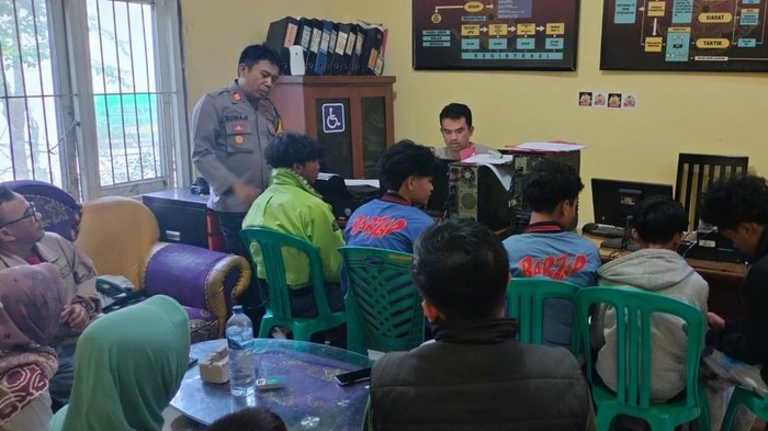 Remaja yang diduga geng motor saat diperiksa polisi di Sukabumi