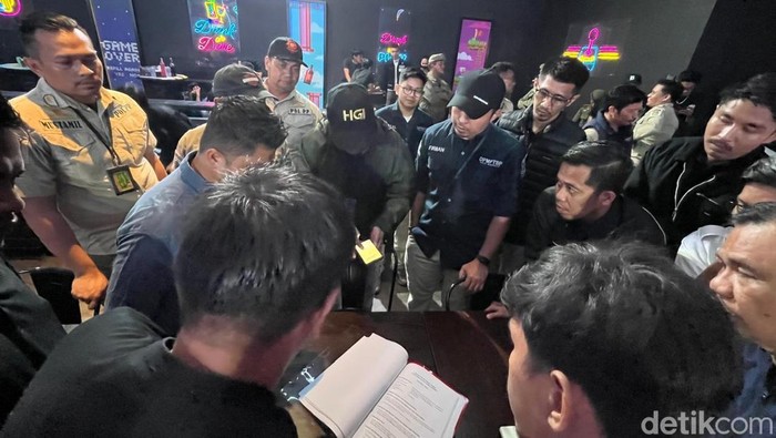 Satgas Pengawasan Perizinan Kota Makassar memeriksa dokumen perizinan THM Helens Play Mart saat sidak.