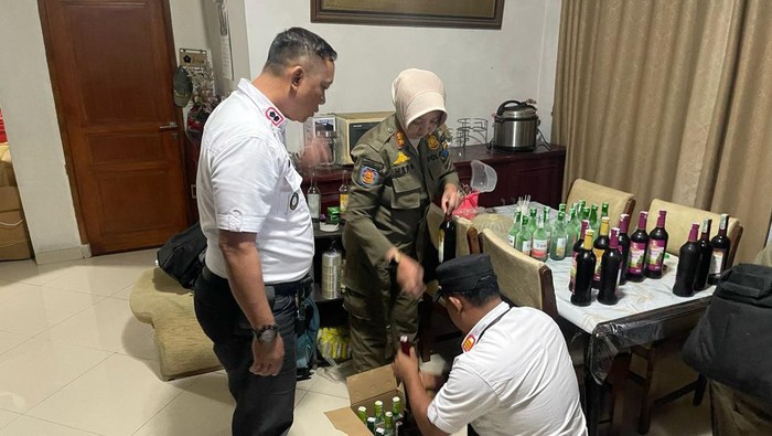 Satpol PP merazia salah sagu indekos di Bogor Timur, Kota Bogor karena dilaporkan jadi sarang prostitusi online. (dok. ist)