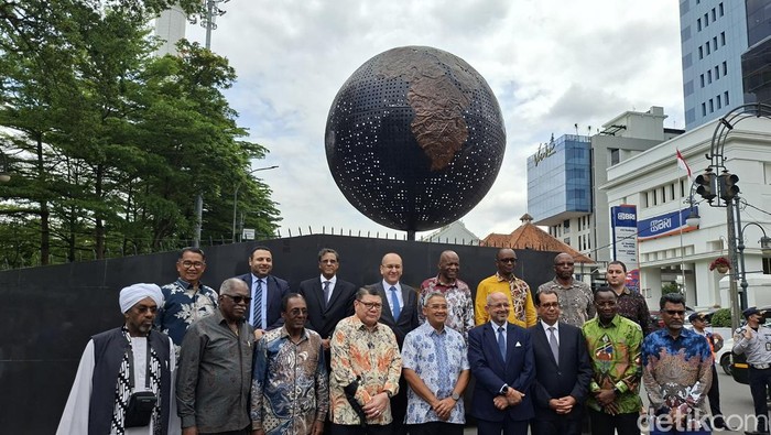 Sebanyak 20 duta besar negara-negara Uni Afrika untuk Indonesia mengunjungi Kota Bandung guna mengenang 70 tahun Konferensi Asia Afrika, Rabu (23/4/2025).