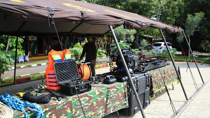 Sejumlah peralatan yang digunakan personel gabungan untuk pencarian Iptu Tomi Samuel Marbun di Teluk Bintuni.
