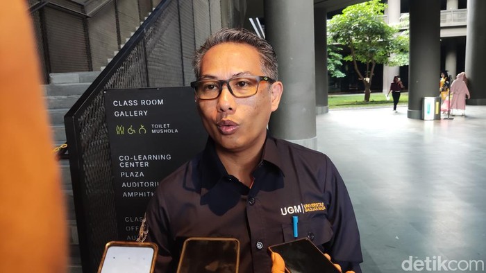 Sekretaris UGM Andi Sandi saat memberikan keterangan kepada wartawan di HIK UGM, Sleman, Rabu (23/4/2025).