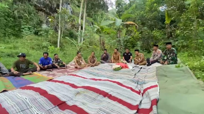 Selamatan lahan makam untuk warga di Kecamatan Slahung agar tidak perlu lagi menyeberangkan jenazah melalui sungai. Lahan itu dibeli patungan oleh Bupati Sugiri Sancoko.