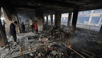 Beberapa perabotan yang terbakar masih terbakar beberapa jam setelah serangan tersebut, sementara orang-orang menyisir ruang kelas dan halaman sekolah untuk mencari barang-barang mereka. 